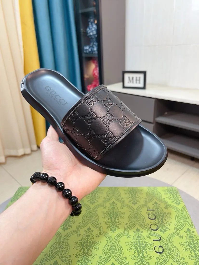Men's shoes 💰260🌹🌹 (gucci-Gucci) New men's slippers, high-end boutique, made of cowhide, with exquisite embossed logo decoration on the upper, fine workmanship, super soft soles, casual, loose and comfortable, a must-have in summer! \nsize：38-44